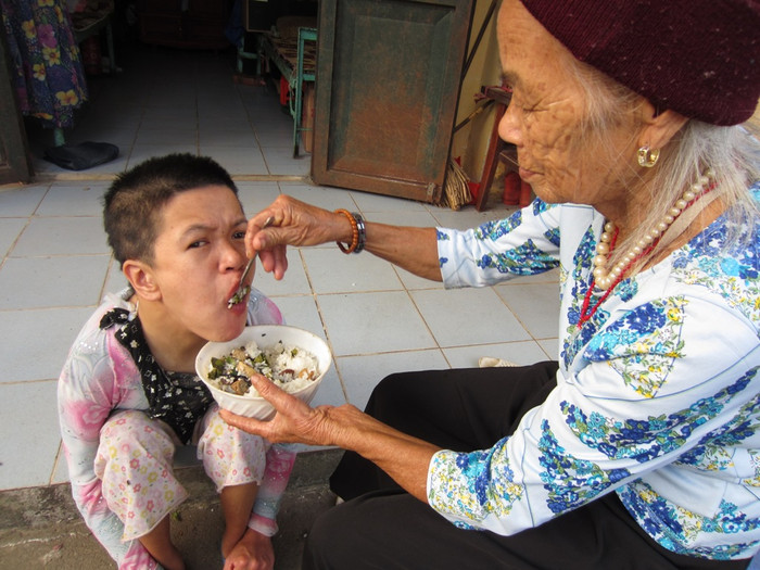 Vì thế mà việc học chữ với những trẻ nhỏ này có lẽ là điều quá xa xỉ