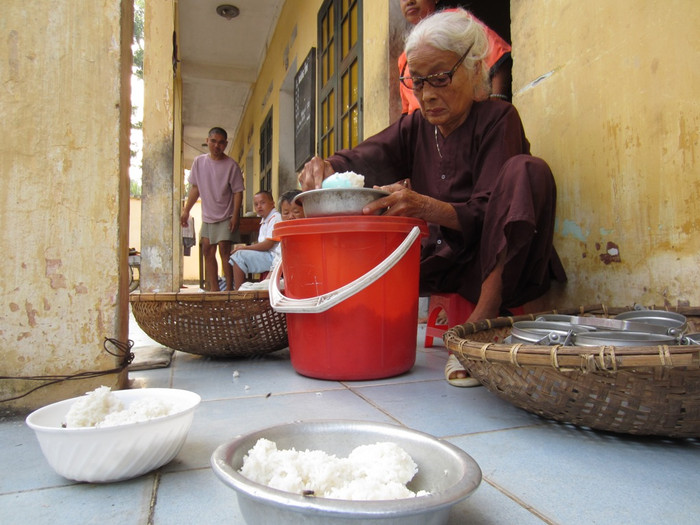 Bữa cơm của những trẻ em tàn tật khá đơn giản, thường chỉ gồm cơm trắng, một món canh. Thi thoảng được cải thiện hơn với đậu và thịt.