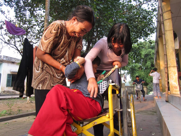 Còn đa phần thì phải nhờ đến sự chăm sóc của những cô bác lớn tuổi hơn tại trung tâm.