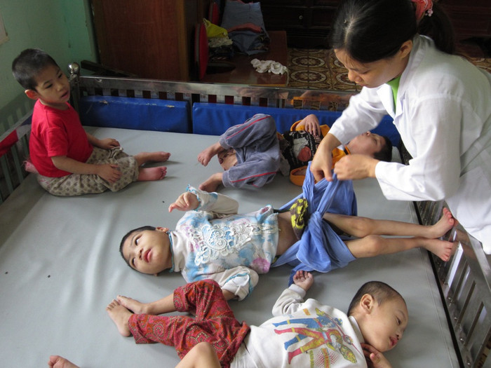 Hằng ngày, chị Nhàn (người đã có gần 03 năm làm việc tại trung tâm) cùng các “cô nuôi” phải chăm chút cho những đứa trẻ rất cẩn thận bởi chúng “đặc biệt” hơn những đứa trẻ khác.