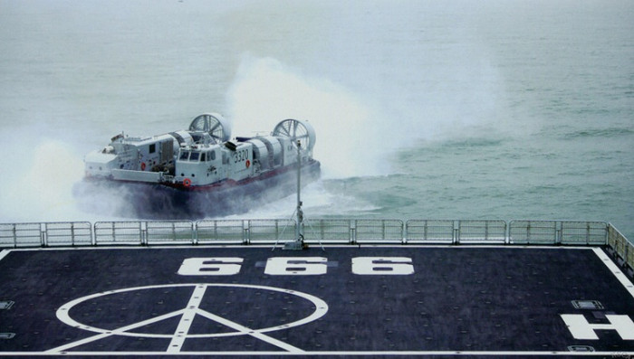 Tàu đổ bộ đệm khí 999