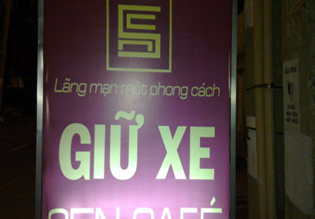 Lãng mạn một phong cách... giữ xe. Lãng mạn một phong cách... giữ xe.