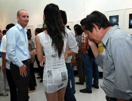 Đừng nghĩ bậy, tôi đang đọc báo nhé! Đừng nghĩ bậy, tôi đang đọc báo nhé!