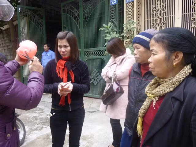 Hàng xóm biết tin con chị Lý ốm về nhà chồng không xin được tiền nộp viện phí đến hỏi thăm, cho tiền