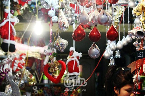 Lang thang qua phố Tôn Thất Tùng, vốn được mệnh danh là “thiên đường của teen”, khó khăn lắm mới kiếm được chỗ để xe vì dòng người mua sắm chật ních cả con ngõ nhỏ. Lang thang qua phố Tôn Thất Tùng, vốn được mệnh danh là “thiên đường của teen”, khó khăn lắm mới kiếm được chỗ để xe vì dòng người mua sắm chật ních cả con ngõ nhỏ.