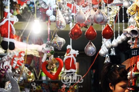 Lang thang qua phố Tôn Thất Tùng, vốn được mệnh danh là “thiên đường của teen”, khó khăn lắm mới kiếm được chỗ để xe vì dòng người mua sắm chật ních cả con ngõ nhỏ.