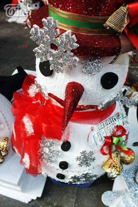 Năm nay, giá của đồ Giáng sinh không quá đắt. Cây thông dao động từ 70 - 150k, dây chuông và vòng nguyệt quế từ 15 - 50.000đ. Năm nay, giá của đồ Giáng sinh không quá đắt. Cây thông dao động từ 70 - 150k, dây chuông và vòng nguyệt quế từ 15 - 50.000đ.