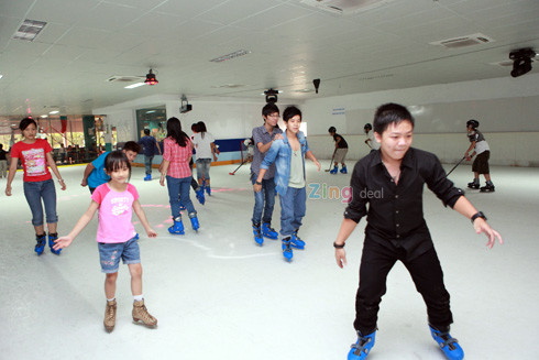 Trượt băng là môn thể thao rất được yêu thích trên thế giới, đặc biệt tại các nước xứ lạnh. Thế nhưng, bạn vẫn có thể trải nghiệm cảm giác nhẹ nhàng lướt trên mặt băng tại Skateland - Nhà Văn Hóa Thanh Niên. Trượt băng là môn thể thao rất được yêu thích trên thế giới, đặc biệt tại các nước xứ lạnh. Thế nhưng, bạn vẫn có thể trải nghiệm cảm giác nhẹ nhàng lướt trên mặt băng tại Skateland - Nhà Văn Hóa Thanh Niên.