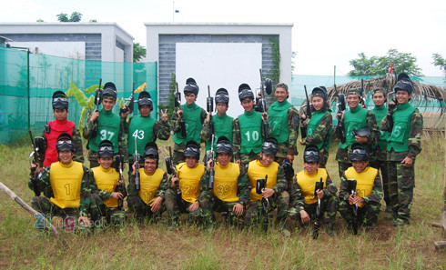 Bạn có thể thử tài thiện xạ như một người lính thật sự với: súng, đạn, áo giáp, giày, nón, mặt nạ bảo hộ, trang phục, có cả trọng tài và người hướng dẫn cách chơi. Bạn có thể thử tài thiện xạ như một người lính thật sự với: súng, đạn, áo giáp, giày, nón, mặt nạ bảo hộ, trang phục, có cả trọng tài và người hướng dẫn cách chơi.