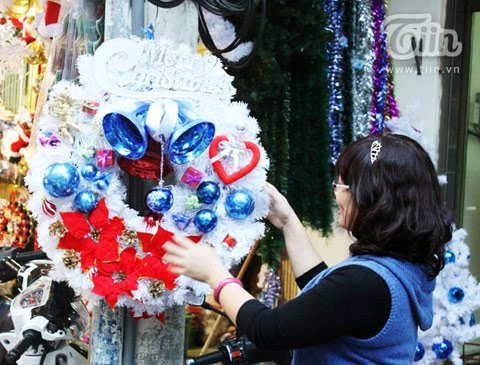 Háo hức chọn đồ trang trí Giáng sinh. Háo hức chọn đồ trang trí Giáng sinh.