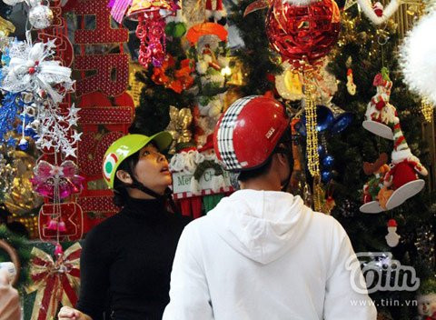 “Chụp ảnh ở con phố lung linh sắc màu này thật tuyệt, trông rất Tây và có không khí. Chúng tớ đã được chụp hình với ông già tuyết, chú tuần lộc, vòng nguyệt quế…”, Kiều Oanh (PTTH Chu Văn An) hồ hởi. “Chụp ảnh ở con phố lung linh sắc màu này thật tuyệt, trông rất Tây và có không khí. Chúng tớ đã được chụp hình với ông già tuyết, chú tuần lộc, vòng nguyệt quế…”, Kiều Oanh (PTTH Chu Văn An) hồ hởi.