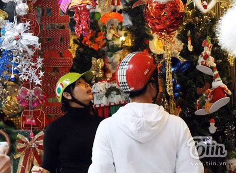 “Chụp ảnh ở con phố lung linh sắc màu này thật tuyệt, trông rất Tây và có không khí. Chúng tớ đã được chụp hình với ông già tuyết, chú tuần lộc, vòng nguyệt quế…”, Kiều Oanh (PTTH Chu Văn An) hồ hởi.