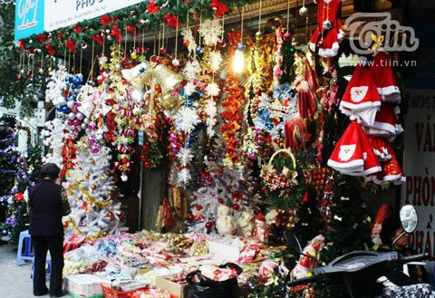 Noel là dịp để các teen có thể bày tỏ những tình cảm yêu thương với bạn bè, người thân. Và tất nhiên những món đồ lưu niệm sẽ là lựa chọn được ưu tiên số 1. Chính vì thế, tranh thủ những giờ tan học, hoặc cuối tuần rảnh rỗi, các bạn ấy lại dạo một vòng quanh khu phố cổ để săn quà. Noel là dịp để các teen có thể bày tỏ những tình cảm yêu thương với bạn bè, người thân. Và tất nhiên những món đồ lưu niệm sẽ là lựa chọn được ưu tiên số 1. Chính vì thế, tranh thủ những giờ tan học, hoặc cuối tuần rảnh rỗi, các bạn ấy lại dạo một vòng quanh khu phố cổ để săn quà.