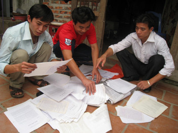 Ba thanh niên xếp đơn kháng cáo (Ảnh đời sống pháp luật) Ba thanh niên xếp đơn kháng cáo (Ảnh đời sống pháp luật)