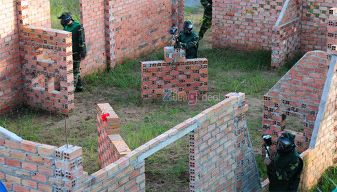 Đây là trò chơi tập thể mang tính quân sự như đánh trận giả, bạn sẽ trải nghiệm một chiến trận thực sự với nhiều pha phiêu lưu, hồi hộp nhưng an toàn tuyệt đối. Không những là trò chơi giải trí rèn luyện tinh thần đồng đội, người chơi còn được rèn luyện sức khỏe cũng như sự nhạy bén, phản ứng nhanh và mưu trí cao. Đây là trò chơi tập thể mang tính quân sự như đánh trận giả, bạn sẽ trải nghiệm một chiến trận thực sự với nhiều pha phiêu lưu, hồi hộp nhưng an toàn tuyệt đối. Không những là trò chơi giải trí rèn luyện tinh thần đồng đội, người chơi còn được rèn luyện sức khỏe cũng như sự nhạy bén, phản ứng nhanh và mưu trí cao.