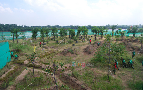 Trận địa mô phỏng theo địa hình bỏ hoang, gần đường xá ngang dọc và các công trình xây dựng dang dở cũng như một số vật che chắn tạm thời được dựng lên. Trận địa mô phỏng theo địa hình bỏ hoang, gần đường xá ngang dọc và các công trình xây dựng dang dở cũng như một số vật che chắn tạm thời được dựng lên.