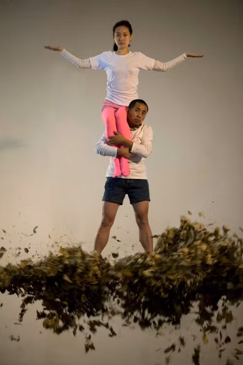 Trước đó, Li Wei là nhân vật làm mê hoặc cộng đồng mạng thế giới nhờ những bộ ảnh "bất khả thi" phá bỏ quy luật về trọng lực ghi lại những khoảnh khắc không thể tin được trong cuộc sống thường ngày.