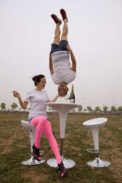 Li Wei là một nghệ sĩ đương đại đến từ Bắc Kinh Trung Quốc. Anh vừa cho ra mắt loạt ảnh bay vô cùng kỳ công với những tạo hình táo bạo khiến người xem phải kinh ngạc.