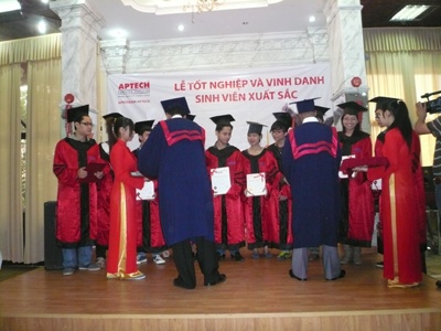 Lễ Tốt nghiệp và vinh danh SV suất sắc của Aprotrain-Aptech ảnh 2 Lễ Tốt nghiệp và vinh danh SV suất sắc của Aprotrain-Aptech ảnh 2