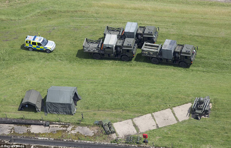 Hệ thống tên lửa phòng không Rapier được triển khai tại khu vực hồ William Girling, Enfield.