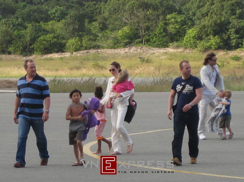 Gia đình Brangelina xuống sân bay Côn Đảo tuần trước. Trong ảnh là đôi tình nhân cùng 4 đứa con và 2 vệ sĩ, còn thiếu con trai đầu Maxdox, con gái ruột Siloh. Ảnh: Đ.M.