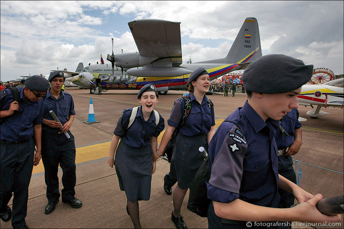 Một máy bay vận tải của Không quân Colombia. Một máy bay vận tải của Không quân Colombia.