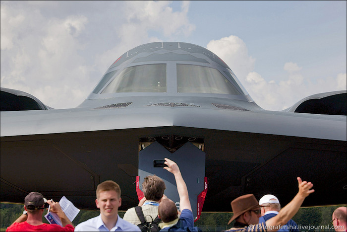 Máy bay ném bom tàng hình B-2. Máy bay ném bom tàng hình B-2.