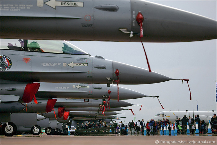 Máy bay chiến đấu F-16 của Không quân Hoa Kỳ. Máy bay chiến đấu F-16 của Không quân Hoa Kỳ.