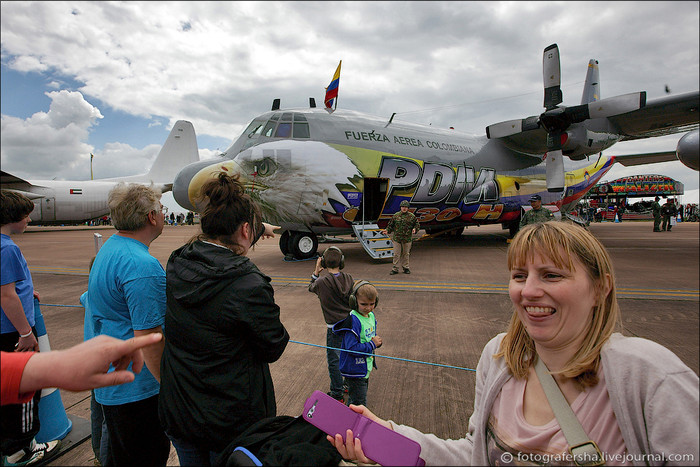 Một máy bay vận tải của Không quân Colombia. Một máy bay vận tải của Không quân Colombia.