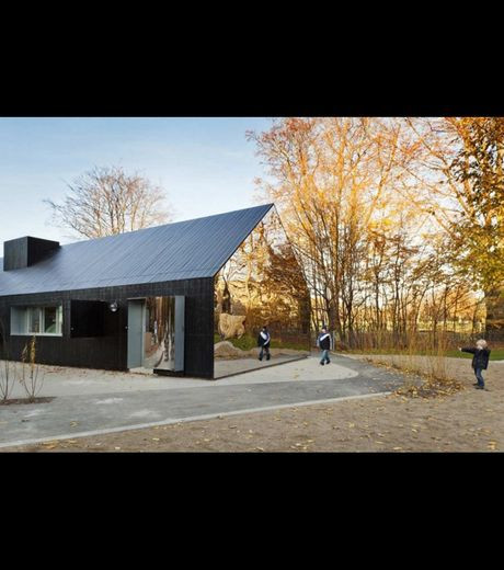 Bức tường gương khiến một phần ngôi nhà như biến mất. Bức tường gương khiến một phần ngôi nhà như biến mất.