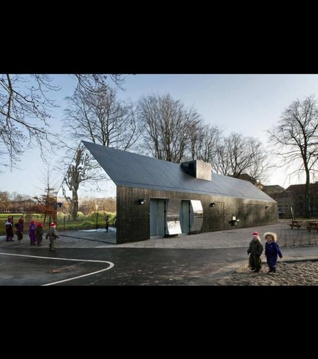 Được đặt tên là The Mirror House, hầu hết các bức tường của ngôi nhà được làm bằng gương. Được đặt tên là The Mirror House, hầu hết các bức tường của ngôi nhà được làm bằng gương.