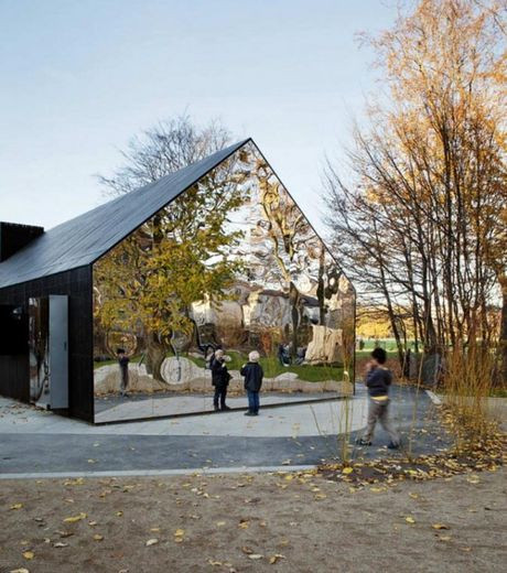 Được xây dựng tại Copenhague, Đan Mạch, ngôi nhà có kiến trúc hết sức độc đáo với những bức tường lạ lẫm. Được xây dựng tại Copenhague, Đan Mạch, ngôi nhà có kiến trúc hết sức độc đáo với những bức tường lạ lẫm.