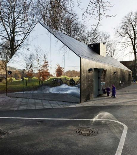 Ngôi nhà thu hút nhiều người hiếu kỳ tới thăm thú. Ngôi nhà thu hút nhiều người hiếu kỳ tới thăm thú.