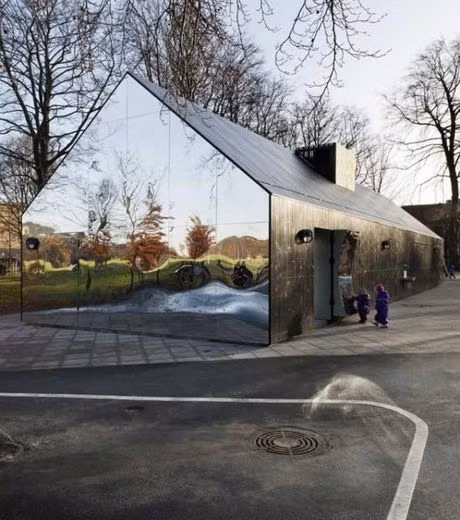 Ngôi nhà thu hút nhiều người hiếu kỳ tới thăm thú.