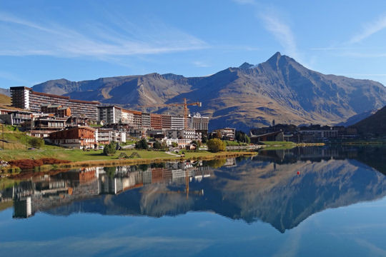 Hồ Sassière là chiếc hồ trên núi tuyệt đẹp nằm chênh vênh trên ngọn núi Grande Sassière cao 3.747 mét.