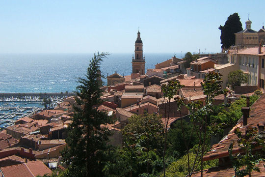 Menton, thành phố nhỏ xinh gần Monaco, nổi tiếng với lễ hội chanh, những khu vườn xanh mướt như vùng nhiệt đới và những ngôi nhà mái đỏ chen chúc.