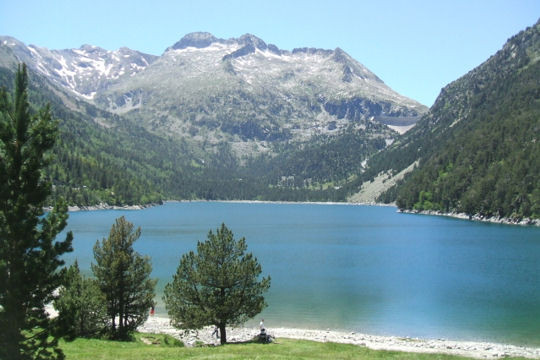 Khu bảo tồn thiên nhiên Néouville nổi tiếng với hệ động thực vật đa dạng và năm hồ lớn tuyệt đẹp. Trên ảnh là hồ Orédon.