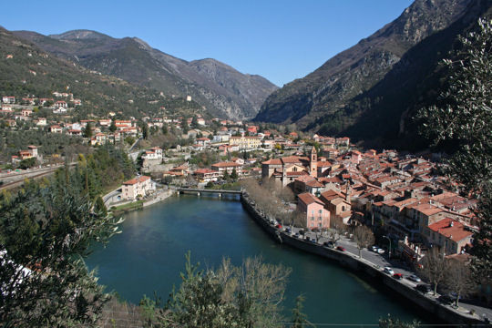 Làng Breil-sur-Roya từng thuộc lãnh thổ Italia nổi tiếng với cổng thành Gênes, tháp Cruella và nhiều địa danh tôn giáo.