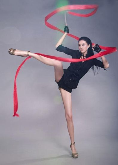 Với vóc dáng thanh thoát, cao ráo, khuôn mặt xinh đẹp, lại có khả năng nói tiếng Anh lưu loát, Đới Phi Phi đã được mệnh danh là “nữ giáo viên xinh đẹp nhất Trung Quốc”. Với vóc dáng thanh thoát, cao ráo, khuôn mặt xinh đẹp, lại có khả năng nói tiếng Anh lưu loát, Đới Phi Phi đã được mệnh danh là “nữ giáo viên xinh đẹp nhất Trung Quốc”.