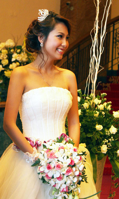 Linh 3B được biết đến là hot girl thế hệ thứ 2 của Hà thành. Khán giả teen sẽ không quên nàng Rùa duyên dáng trong “Chít và Pi” hay Khánh Đan quyến rũ của “Bước nhảy xì tin”. Nếu so sánh với những đàn chị đi trước thì Linh 3B khá đa tài khi vừa là mẫu teen xinh xắn, vừa là diễn viên tiềm năng, vừa có khả năng ca hát (từng là thành viên nhóm nhạc Biến Tấu đình đám một thời). Quyết định "chống lầy" ở tuổi 20 và có baby ngay sau đó, cô nàng cố gắng để vừa chăm sóc tốt cho chồng con và vừa theo đuổi nghệ thuật. Cùng chờ đợi sự trở lại của Linh 3B vào một ngày không xa. Linh 3B được biết đến là hot girl thế hệ thứ 2 của Hà thành. Khán giả teen sẽ không quên nàng Rùa duyên dáng trong “Chít và Pi” hay Khánh Đan quyến rũ của “Bước nhảy xì tin”. Nếu so sánh với những đàn chị đi trước thì Linh 3B khá đa tài khi vừa là mẫu teen xinh xắn, vừa là diễn viên tiềm năng, vừa có khả năng ca hát (từng là thành viên nhóm nhạc Biến Tấu đình đám một thời). Quyết định "chống lầy" ở tuổi 20 và có baby ngay sau đó, cô nàng cố gắng để vừa chăm sóc tốt cho chồng con và vừa theo đuổi nghệ thuật. Cùng chờ đợi sự trở lại của Linh 3B vào một ngày không xa.