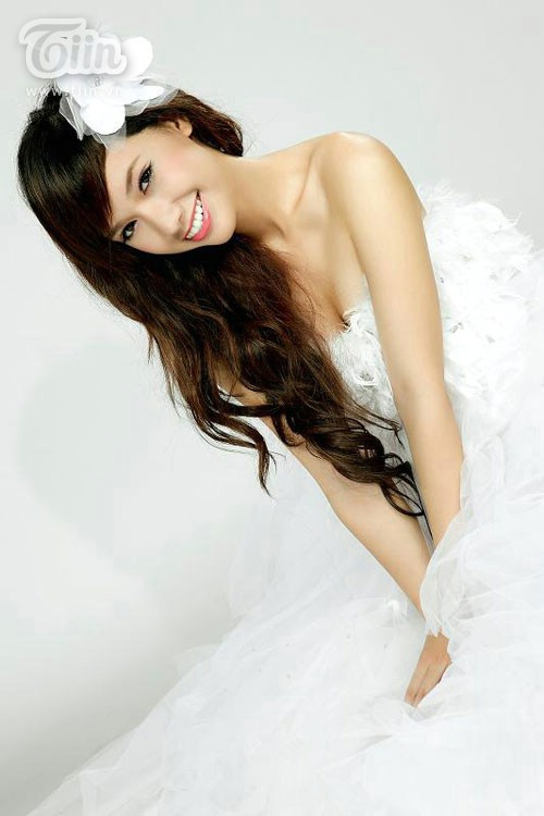 Hotgirl Quỳnh Chi 12 ngày nữa (20/2), lễ cưới của MC Quỳnh Chi và chú rể Văn Chương sẽ được tổ chức tại TP.HCM và Cần Thơ. Trước đó, cô nàng sinh năm 1990 này đã bất ngờ hé lộ thông tin về đám cưới. Cho đến giờ này, nhiều teen vẫn còn hoài nghi về sự việc. Nhưng những chia sẻ và hình ảnh đầu tiên về đám cưới, thiếp mời đã được chính Quỳnh Chi tiết lộ trên Facebook đã khẳng định đám cưới này là có thật. Hotgirl Quỳnh Chi 12 ngày nữa (20/2), lễ cưới của MC Quỳnh Chi và chú rể Văn Chương sẽ được tổ chức tại TP.HCM và Cần Thơ. Trước đó, cô nàng sinh năm 1990 này đã bất ngờ hé lộ thông tin về đám cưới. Cho đến giờ này, nhiều teen vẫn còn hoài nghi về sự việc. Nhưng những chia sẻ và hình ảnh đầu tiên về đám cưới, thiếp mời đã được chính Quỳnh Chi tiết lộ trên Facebook đã khẳng định đám cưới này là có thật.