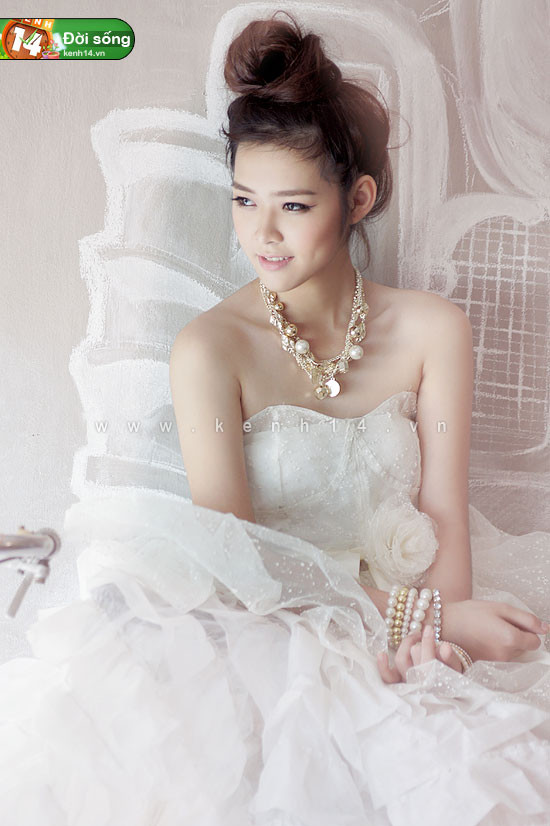 Dù chưa một lần nào dính đến scandal chuyện tình cảm, nhưng thông tin Diệp Bảo Ngọc chuẩn bị đám hỏi khiến không ít người… ngã ngửa. Bảo Ngọc mới đoạt giải Nhất cuộc thi Phụ nữ thời đại qua ảnh năm 2011, xuất hiện nhiều trên truyền thông, các show quảng cáo. Cô bạn cũng nhận được nhiều lời mời tham gia đóng phim. Sắp lập gia đình ở tuổi 19, hot girl xinh đẹp chắc chắn phải chuẩn bị thật kỹ hành trang cho cuộc sống mới. Chúng mình hãy cùng chúc cho Diệp Bảo Ngọc sẽ hạnh phúc nhé! Dù chưa một lần nào dính đến scandal chuyện tình cảm, nhưng thông tin Diệp Bảo Ngọc chuẩn bị đám hỏi khiến không ít người… ngã ngửa. Bảo Ngọc mới đoạt giải Nhất cuộc thi Phụ nữ thời đại qua ảnh năm 2011, xuất hiện nhiều trên truyền thông, các show quảng cáo. Cô bạn cũng nhận được nhiều lời mời tham gia đóng phim. Sắp lập gia đình ở tuổi 19, hot girl xinh đẹp chắc chắn phải chuẩn bị thật kỹ hành trang cho cuộc sống mới. Chúng mình hãy cùng chúc cho Diệp Bảo Ngọc sẽ hạnh phúc nhé!