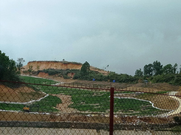 Cát, bùn từ dự án FLC xả xuống nhà dân khiến nguy cơ ảnh hưởng đến tính mạng, tài sản của người dân Quảng Ninh là không thể tránh khỏi (ảnh L.M) Cát, bùn từ dự án FLC xả xuống nhà dân khiến nguy cơ ảnh hưởng đến tính mạng, tài sản của người dân Quảng Ninh là không thể tránh khỏi (ảnh L.M)