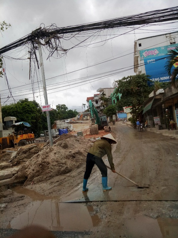 Một số người dân phường Hồng Hà, sống dưới chân đường lên sân gofl FLC cho biết, đêm 19/05 lượng đất, cát cũng có trôi xuống (ảnh Lê Minh)