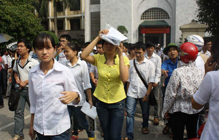 Học sinh, sinh viên sẽ chịu tác động trực tiếp nếu khung giờ học bị thay đổi.