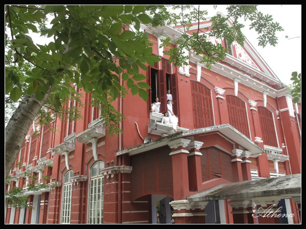 Quốc Học Huế là ngôi trường đào tạo rất nhiều học sinh ưu tú và sau này là những lãnh tụ nổi tiếng của Việt Nam Quốc Học Huế là ngôi trường đào tạo rất nhiều học sinh ưu tú và sau này là những lãnh tụ nổi tiếng của Việt Nam