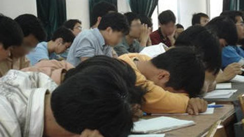 Ở những lớp đạo tạo sau đại học, việc “thạc sĩ” tương lai nằm ngủ trong khi thầy vẫn hăng say giảng bài là điều khá… bình thường (Ảnh minh hoạ: nguồn Yume) Ở những lớp đạo tạo sau đại học, việc “thạc sĩ” tương lai nằm ngủ trong khi thầy vẫn hăng say giảng bài là điều khá… bình thường (Ảnh minh hoạ: nguồn Yume)