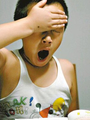 Bài tập, bài tập và…bài tập! Thế mới có câu chuyện cười ra nước mắt khi một cậu học sinh sắp tốt nghiệp phổ thông mà không phân biệt nổi đâu là gà trống, đâu là gà mái. Bài tập, bài tập và…bài tập! Thế mới có câu chuyện cười ra nước mắt khi một cậu học sinh sắp tốt nghiệp phổ thông mà không phân biệt nổi đâu là gà trống, đâu là gà mái.