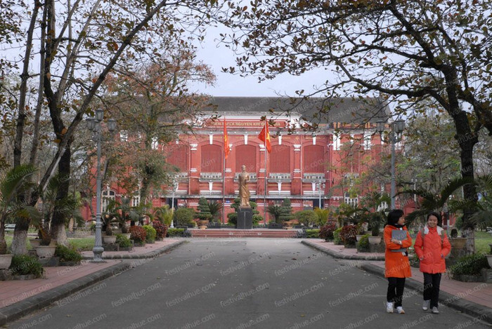 Nguyễn Sinh Cung (Chủ tịch Hồ Chí Minh) học ở Quốc Học vào năm 1908, tham gia nhiều vào các phong trào của sinh viên và học sinh chống Pháp vào thời gian đó. Nguyễn Sinh Cung (Chủ tịch Hồ Chí Minh) học ở Quốc Học vào năm 1908, tham gia nhiều vào các phong trào của sinh viên và học sinh chống Pháp vào thời gian đó.