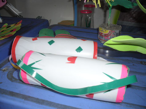 “Tình bằng có cái trống cơm khen cô khéo dán ấy mới xinh lại thêm xinh”